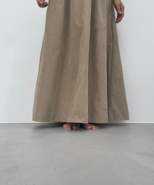 NEUNA（ヌナ）の「スエードタッチハイウエストフレアロングスカート/ウエストマークタックデザイン（スカート・レディース・ブラック/ベージュ/グリーン・SMALL/MEDIUM/LARGE）」の15枚目の写真