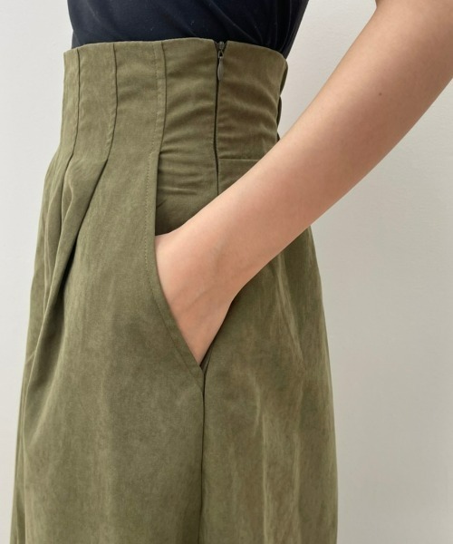NEUNA（ヌナ）の「スエードタッチハイウエストフレアロングスカート/ウエストマークタックデザイン（スカート・レディース・ブラック/ベージュ/グリーン・SMALL/MEDIUM/LARGE）」の7枚目の写真