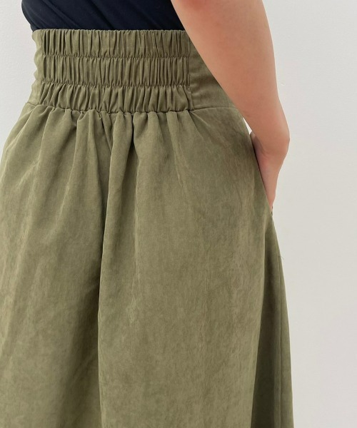 NEUNA（ヌナ）の「スエードタッチハイウエストフレアロングスカート/ウエストマークタックデザイン（スカート・レディース・ブラック/ベージュ/グリーン・SMALL/MEDIUM/LARGE）」の8枚目の写真