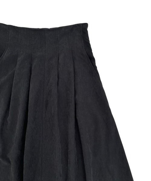 NEUNA（ヌナ）の「スエードタッチハイウエストフレアロングスカート/ウエストマークタックデザイン（スカート・レディース・ブラック/ベージュ/グリーン・SMALL/MEDIUM/LARGE）」の14枚目の写真