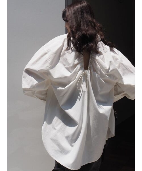 EVRIS（エヴリス）の「バックオープンギャザーシャツ（シャツ/ブラウス・レディース・ホワイト/ブラック/ブルー・FREE）」の5枚目の写真