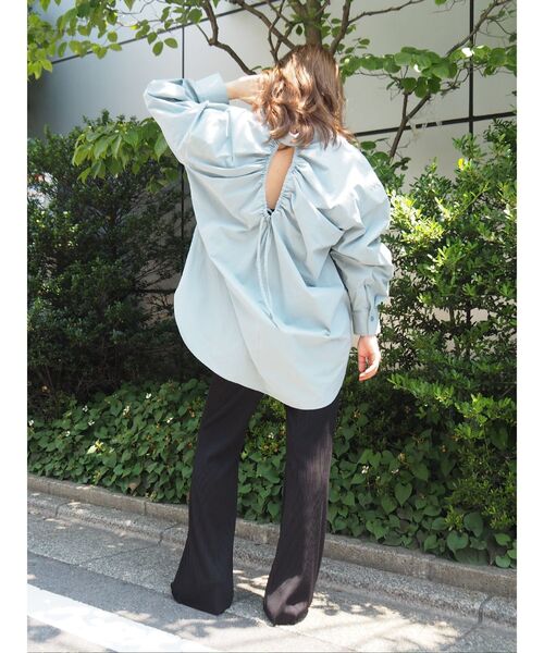 EVRIS（エヴリス）の「バックオープンギャザーシャツ（シャツ/ブラウス・レディース・ホワイト/ブラック/ブルー・FREE）」の6枚目の写真