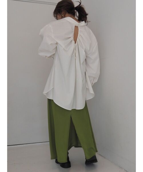 EVRIS（エヴリス）の「バックオープンギャザーシャツ（シャツ/ブラウス・レディース・ホワイト/ブラック/ブルー・FREE）」の14枚目の写真