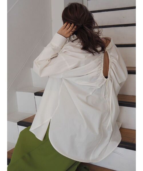 EVRIS（エヴリス）の「バックオープンギャザーシャツ（シャツ/ブラウス・レディース・ホワイト/ブラック/ブルー・FREE）」の21枚目の写真