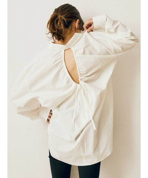 EVRIS（エヴリス）の「バックオープンギャザーシャツ（シャツ/ブラウス・レディース・ホワイト/ブラック/ブルー・FREE）」の8枚目の写真
