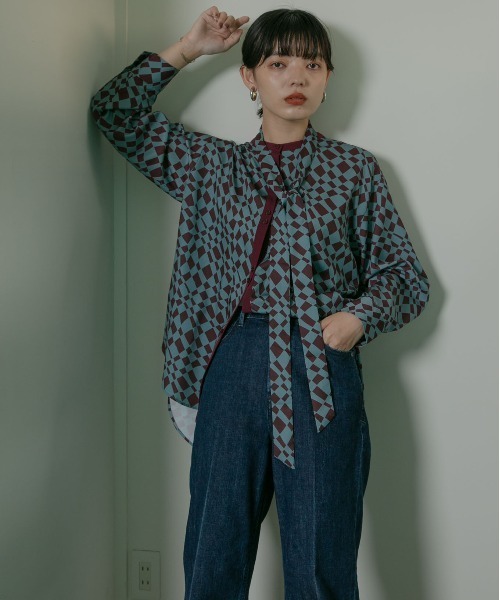 Eimee Law（エイミーロウ）の「タイ付きダイヤジオメ柄BL（シャツ/ブラウス・レディース・ブラウン/ミント・38）」の2枚目の写真