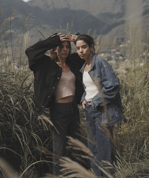 esutoreja（エストレジャ）の「シンプルオーバーデニムジャケット（デニムジャケット・レディース・ブラック/ブルー・FREE）」の4枚目の写真