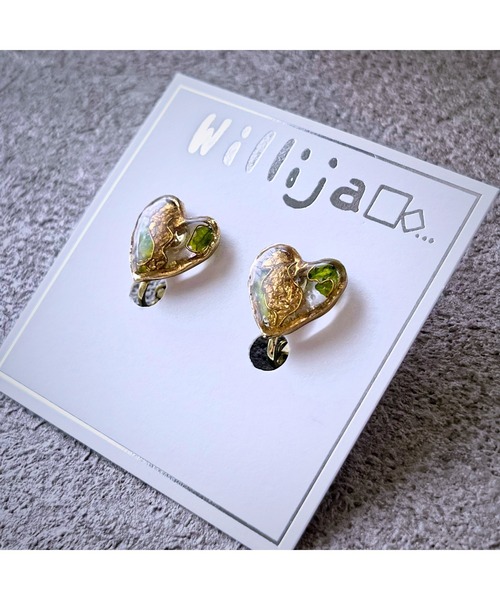 tone(トーン)の「【Willija】金属アレルギー対応《葉重》花びらと金箔のハートイヤリング(MA)(イヤリング・レディース・ホワイト/ネイビー/ブルー系その他/ローズ/グリーン/オレンジ/レッド/ブルー系2/パープル/ブルー系4/グリーン系3/ピンク系3/ピンク系2/グリーン系2/ブルー系3・FREE)」の4枚目の写真