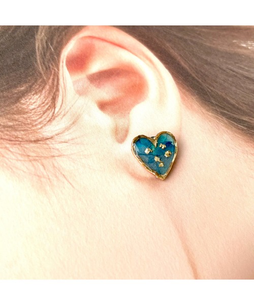 tone（トーン）の「【Willija】金属アレルギー対応《葉重》花びらと金箔のハートイヤリング(MA)（イヤリング・レディース・ホワイト/ネイビー/ブルー系その他/ローズ/グリーン/オレンジ・FREE）」の20枚目の写真