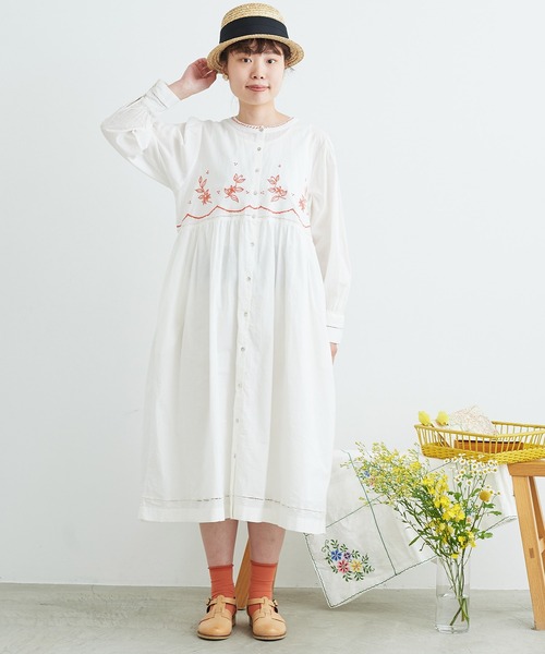 chambre de charme(シャンブルドゥシャーム)の「cdc レモンの花刺繍 ワンピース(ワンピース・レディース・オフホワイト/ブラック・FREE)」の3枚目の写真