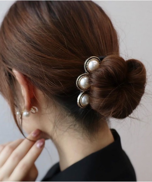 Three Four Time（ｽﾘｰﾌｫｰﾀｲﾑ）の「パールボタンワイヤーデフトバン（ヘアゴム・レディース・ホワイト/ブラック・FREE）」の2枚目の写真