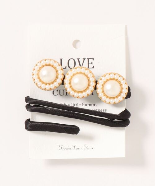 Three Four Time（ｽﾘｰﾌｫｰﾀｲﾑ）の「パールボタンワイヤーデフトバン（ヘアゴム・レディース・ホワイト/ブラック・FREE）」の3枚目の写真