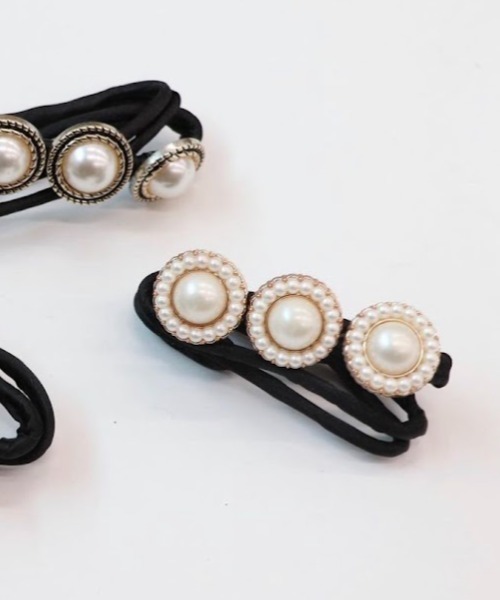 Three Four Time（ｽﾘｰﾌｫｰﾀｲﾑ）の「パールボタンワイヤーデフトバン（ヘアゴム・レディース・ホワイト/ブラック・FREE）」の5枚目の写真