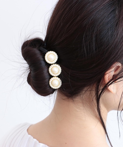 Three Four Time（ｽﾘｰﾌｫｰﾀｲﾑ）の「パールボタンワイヤーデフトバン（ヘアゴム・レディース・ホワイト/ブラック・FREE）」の6枚目の写真