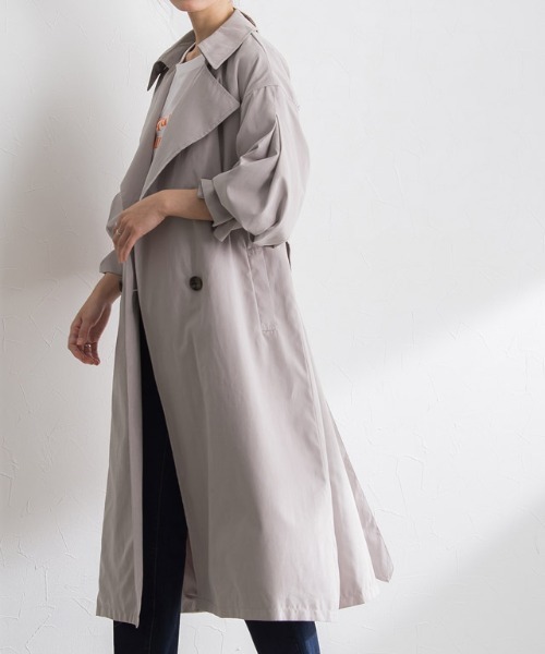 Pierrot（ピエロ）の「キャンディースリーブ袖山タックトレンチコート（トレンチコート・レディース・ブルー/アイボリー/グレイッシュベージュ・M）」の3枚目の写真