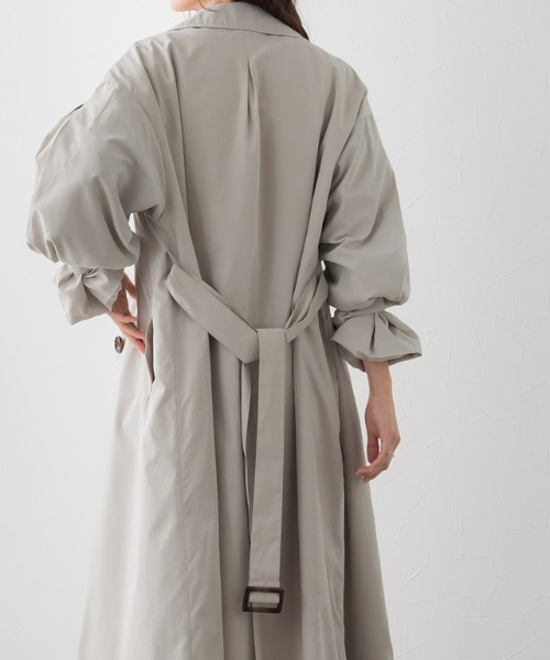 Pierrot（ピエロ）の「キャンディースリーブ袖山タックトレンチコート（トレンチコート・レディース・ブルー/アイボリー/グレイッシュベージュ・M）」の18枚目の写真
