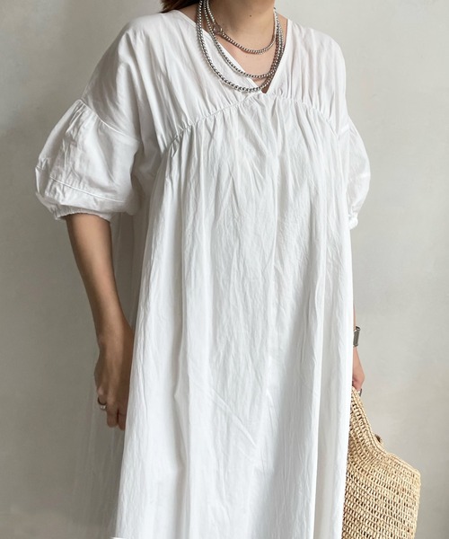 DouDou（ドゥドゥ）の「【WEB限定】Vネック切替ギャザーワンピース（ワンピース・レディース・オフホワイト/チャコールグレー・FREE）」の3枚目の写真