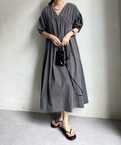 DouDou（ドゥドゥ）の「【WEB限定】Vネック切替ギャザーワンピース（ワンピース・レディース・オフホワイト/チャコールグレー・FREE）」の7枚目の写真