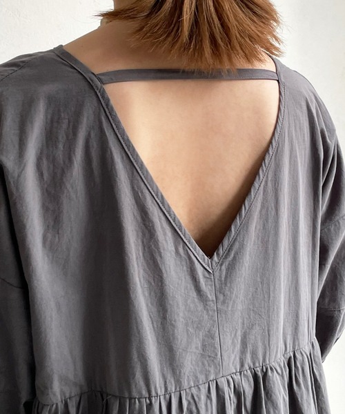 DouDou（ドゥドゥ）の「【WEB限定】Vネック切替ギャザーワンピース（ワンピース・レディース・オフホワイト/チャコールグレー・FREE）」の5枚目の写真