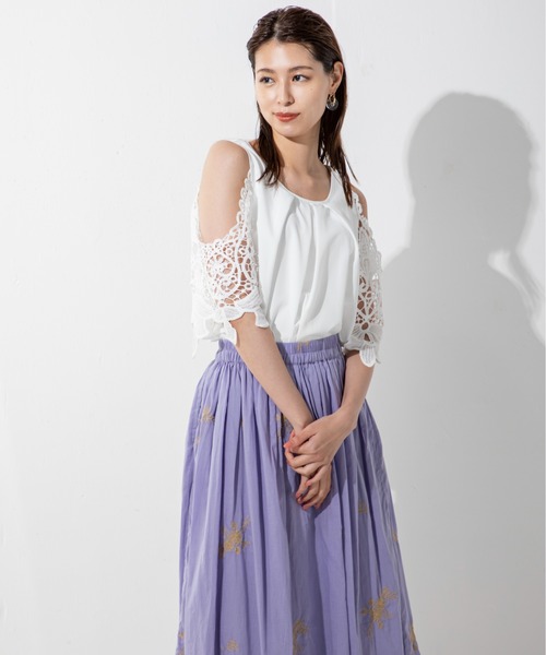 MILLION CARATS（ミリオンカラッツ）の「大きく開いたラウンドネックにタックを施し、縦に流れるディテールで清楚な印象のレーススリーブブラウス（シャツ/ブラウス・レディース・オフホワイト/ブラック/サックスブルー・FREE）」の21枚目の写真