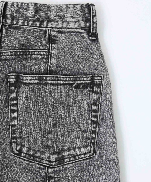 X-girl（エックスガール）の「SLIM FIT HALF PANTS/ケミカルデニム　ハーフパンツ（デニムパンツ・レディース・ブラック/ブラウン・M/S/XS）」の9枚目の写真