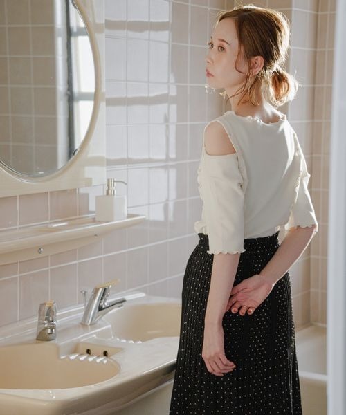 mysty woman(ミスティウーマン)の「ショルダーボタンメロープルオーバー 157099(Tシャツ/カットソー・レディース・オフホワイト/ブラック/グリーン・FREE)」の2枚目の写真
