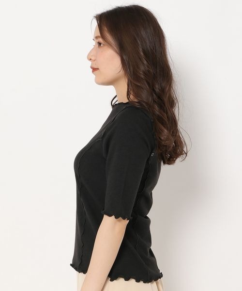 mysty woman(ミスティウーマン)の「ショルダーボタンメロープルオーバー 157099(Tシャツ/カットソー・レディース・オフホワイト/ブラック/グリーン・FREE)」の6枚目の写真