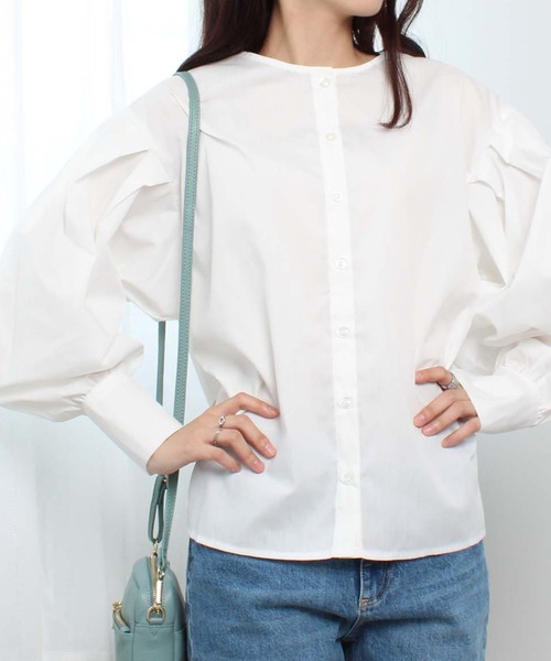 toucher du brise（トゥシェドブリーズ）の「【前後で着られる】２ＷＡＹ ボリュームスリーブ ブラウス（シャツ/ブラウス・レディース・ブラック/ベージュ/オフホワイト/ブルー・M/L）」の2枚目の写真