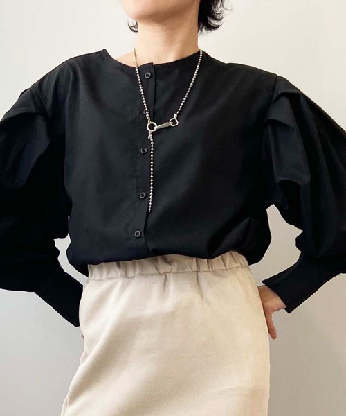 toucher du brise（トゥシェドブリーズ）の「【前後で着られる】２ＷＡＹ ボリュームスリーブ ブラウス（シャツ/ブラウス・レディース・ブラック/ベージュ/オフホワイト/ブルー・M/L）」の3枚目の写真