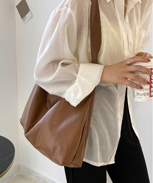 NEW GENTLEMAN(ニュージェントルマン)の「くったりショルダー ノエルバッグ(ショルダーバッグ・メンズ・ホワイト/ブラック/ベージュ/モカ・FREE)」の6枚目の写真