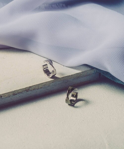 and cloud(アンドクラウド)の「Crow feather Reversible Earcuff(イヤーカフ・レディース・ブラック/シルバー・FREE)」の2枚目の写真