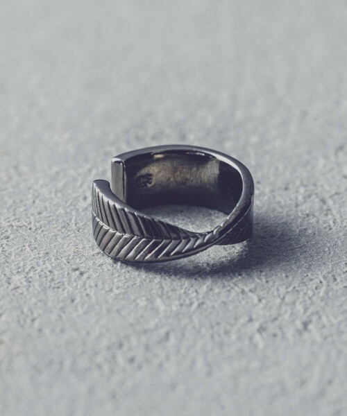 and cloud(アンドクラウド)の「Crow feather Reversible Earcuff(イヤーカフ・レディース・ブラック/シルバー・FREE)」の1枚目の写真