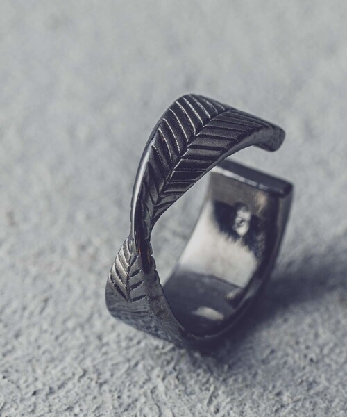 and cloud(アンドクラウド)の「Crow feather Reversible Earcuff(イヤーカフ・レディース・ブラック/シルバー・FREE)」の4枚目の写真