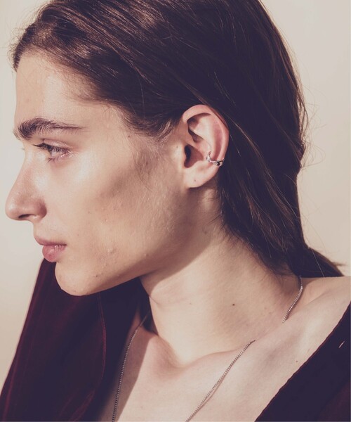 and cloud(アンドクラウド)の「Crow feather Reversible Earcuff(イヤーカフ・レディース・ブラック/シルバー・FREE)」の6枚目の写真