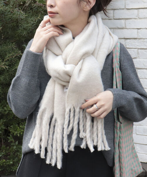 fredy emue（フレディエミュ）の「カラーブークレストール（ストール/ショール・レディース・グリーン/レッド/キナリ/グレイッシュベージュ/ベージュ/ブルー・FREE）」の2枚目の写真