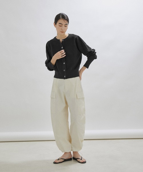 SALON adam et rope'(サロン アダム エ ロペ)の「【手洗い可能】ボリュームスリーブクルーネッククロップドカーディガン(カーディガン/ボレロ・レディース・チャコールグレー/ブルー/ベージュ・FREE)」の5枚目の写真