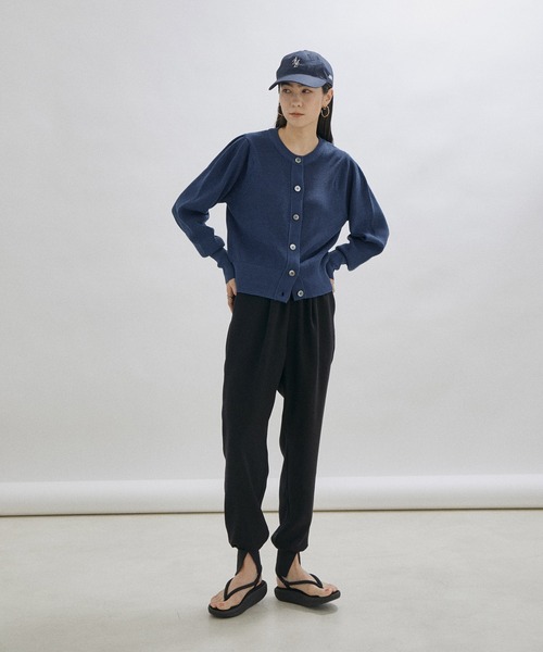 SALON adam et rope'(サロン アダム エ ロペ)の「【手洗い可能】ボリュームスリーブクルーネッククロップドカーディガン(カーディガン/ボレロ・レディース・チャコールグレー/ブルー/ベージュ・FREE)」の12枚目の写真