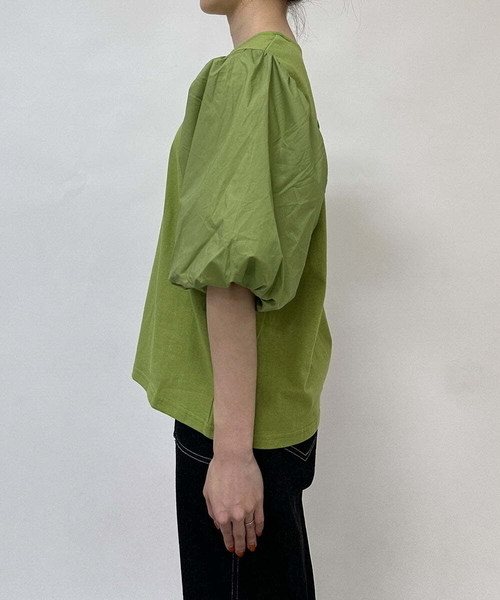 A de a.v.v（アードアー・ヴェ・ヴェ）の「異素材切替袖ボリュームPO（Tシャツ/カットソー・レディース・ブラック/グリーン/ホワイト・39）」の5枚目の写真