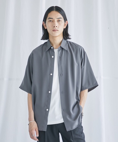 PUBLIC TOKYO（パブリックトウキョウ）の「サテンライクトロミシルキーRelaxシャツ S/S（シャツ/ブラウス・メンズ・ホワイト/ブラック/ダークグレー/グリーン・1/2）」の4枚目の写真