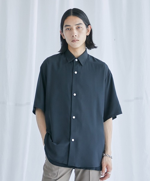 PUBLIC TOKYO（パブリックトウキョウ）の「サテンライクトロミシルキーRelaxシャツ S/S（シャツ/ブラウス・メンズ・ホワイト/ブラック/ダークグレー/グリーン・1/2）」の3枚目の写真