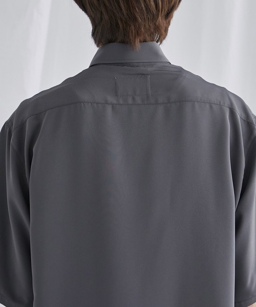 PUBLIC TOKYO（パブリックトウキョウ）の「サテンライクトロミシルキーRelaxシャツ S/S（シャツ/ブラウス・メンズ・ホワイト/ブラック/ダークグレー/グリーン・1/2）」の18枚目の写真