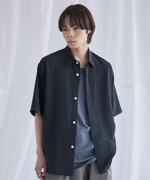 PUBLIC TOKYO（パブリックトウキョウ）の「サテンライクトロミシルキーRelaxシャツ S/S（シャツ/ブラウス・メンズ・ホワイト/ブラック/ダークグレー/グリーン・1/2）」の8枚目の写真
