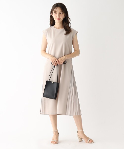 【未使用タグ付き】ESSENTIAL ワンピース　ジャージ　サイドライン ESSENTIAL / ハーフジップサイドラインワンピース ESSENTIAL