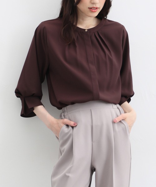 Honeys（ハニーズ）の「７分袖バンドカラーブラウス（シャツ/ブラウス・レディース・ダークネイビー/ブラウン/アイボリー/ブルーグリーン/ピンク系その他・S/M/L/LL/3L）」の3枚目の写真