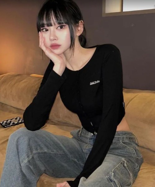 ODD STUDIO（オッドスタジオ）の「ODD STUDIO(オッドスタジオ)/Odd Signature Logo button crop cardigan/シグネチャーロゴボタンクロップカーディガン（カーディガン/ボレロ・レディース・アイボリー/ブルー/ブラック・S/M）」の2枚目の写真