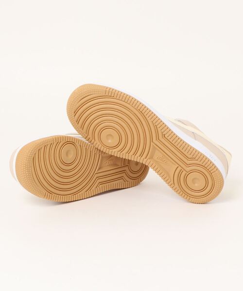 emmi（エミ）の「【NIKE】AIR FORCE 1 '07（スニーカー・レディース・ライトベージュ・22.5cm/23cm/23.5cm/24cm/24.5cm/25cm）」の3枚目の写真