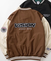VISION STREET WEAR（ヴィジョンストリートウェア）の「【VISION STREET  WEAR/ヴィジョンストリートウェア】ワンポイントロゴ＆バックBIGロゴ ワッペン刺繍 ナイロンスタジャン/ ビッグシルエット（スタジャン）」