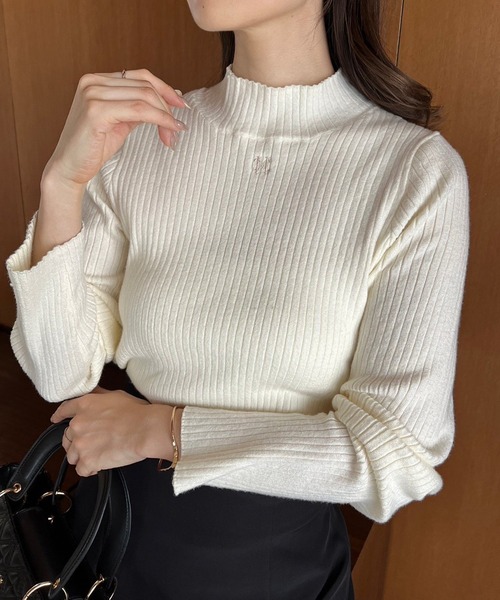 one after another NICE CLAUP（ワンアフターアナザーナイスクラップ）の「ワンポイント刺繍ハイネックトップス（ニット/セーター・レディース・ホワイト系その他/グレー/ブラック/オフホワイト・FREE）」の2枚目の写真