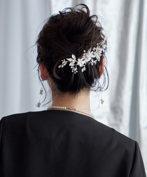 Cupid Heart(キューピッドハート)の「【Cupid Heart】結婚式アクセ!メタリックフラワービジューヘアコーム(バレッタ/ヘアクリップ・レディース・シルバー・MEDIUM)」の1枚目の写真