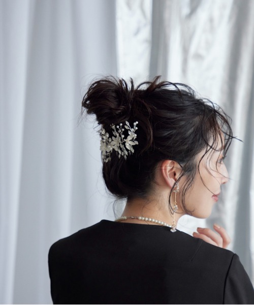 Cupid Heart(キューピッドハート)の「【Cupid Heart】結婚式アクセ!メタリックフラワービジューヘアコーム(バレッタ/ヘアクリップ・レディース・シルバー・MEDIUM)」の3枚目の写真